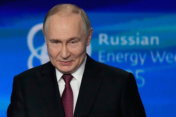 O presidente russo, Vladimir Putin, discursa em um fórum de energia em Moscou na quinta-feira.