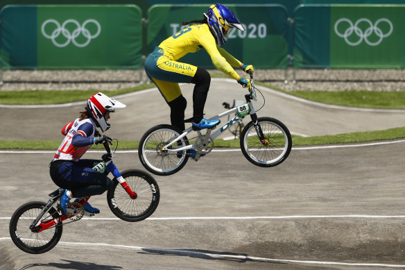 Saya Sakakibara (top) in action in the quarter-finals.