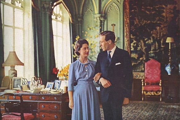 Princesa Margaret com Lord Snowden dentro do Royal Lodge em 1960.