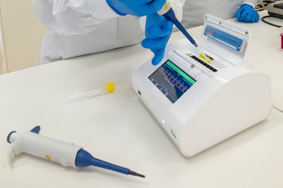 Researchers demonstrate how the device is used.