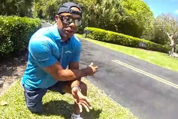 Il golfista Tiger Woods visto in un filmato della bodycam mentre parla con gli agenti dello sceriffo in seguito a un incidente automobilistico in Florida la scorsa settimana.