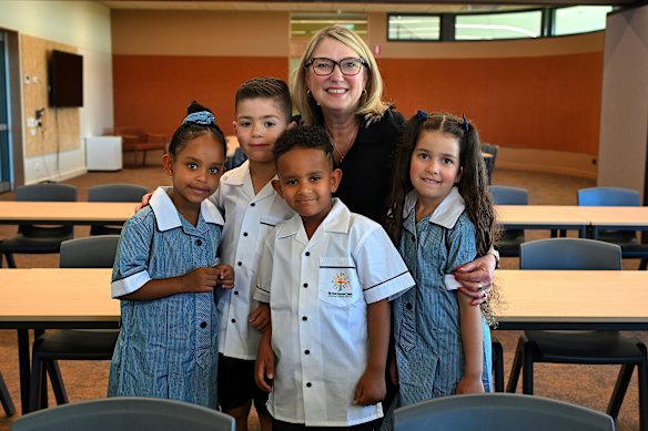 Jackie Byrne, diretora da Escola Católica St Marianne Cope, com os alunos Madisen (à esquerda), Mason, Matyas e Eva na nova escola em Truganina.
