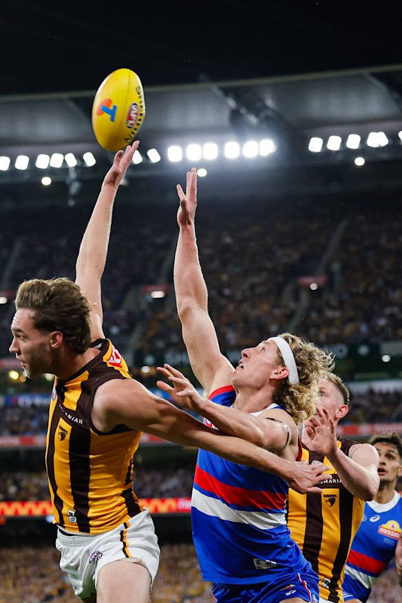 Scrimshaw at full stretch against Bulldog Aaron Naughton in last Friday night’s elimination final.