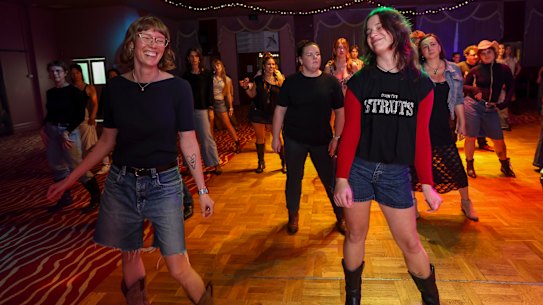Country Struts is one of the most popular collectives of line dancing devotees in Melbourne. 