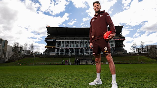 Conor Nash is encouraged by Sam Mitchell to “play Irish”. 