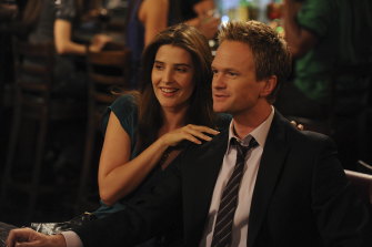 由 Cobie Smulders 扮演的 Robin Scherbatsky 和由 Neil Patrick Harris 扮演的 Barney Stinson 在《老爸老媽浪漫史》中的一個場景中。 