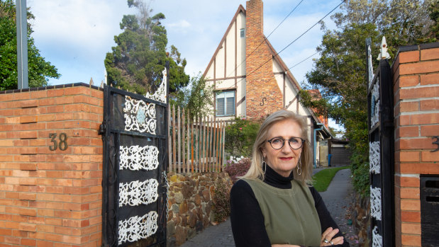 Beaumaris Modern president Fiona Austin in front of the Esme Johnston house.