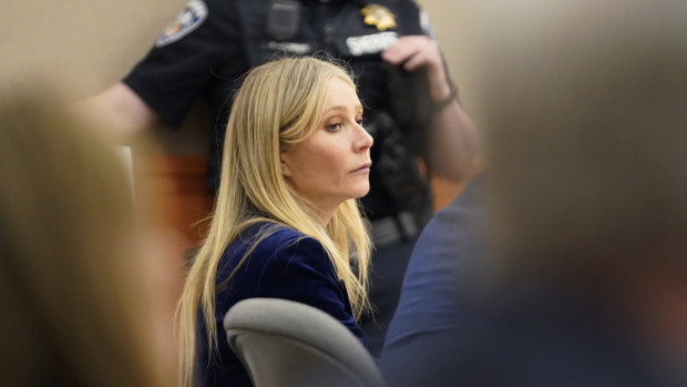 Gwyneth Paltrow, Utah Park City'deki duruşmasını izliyor.