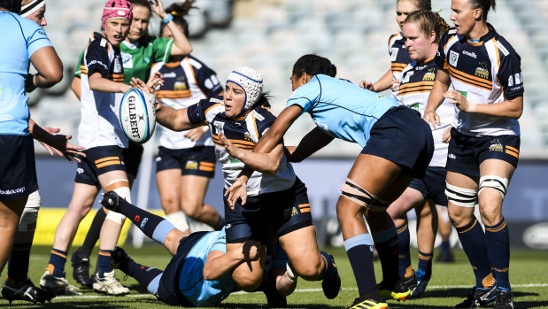 Louise Burrows of the Brumbies Super W team in action.