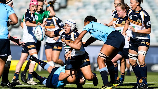 Louise Burrows of the Brumbies Super W team in action.