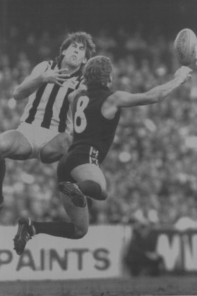 Carlton's Wayne Blackwell battles Craig Starcevich in the 1988 qualifying final.