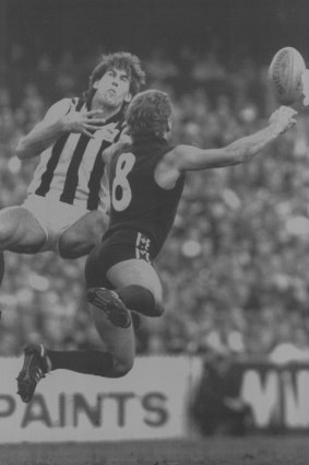 Carlton’s Wayne Blackwell battles Collingwood’s Craig Starcevich in the 1988 qualifying final.