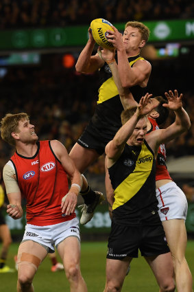 Josh Caddy rises over the pack.