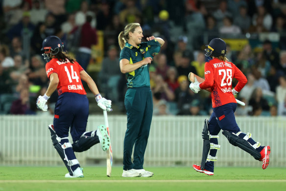 Sophia Dunkley of England and Danni Wyatt-Hodge of England run off the field after lightning strikes as Ellyse Perry of Australia looks on