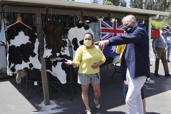Lorena Granados from Roman Leather Goods meets with Anthony Albanese.