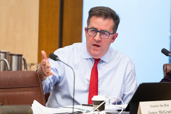 O senador liberal James McGrath disse que as reformas propostas não foram suficientemente longe.