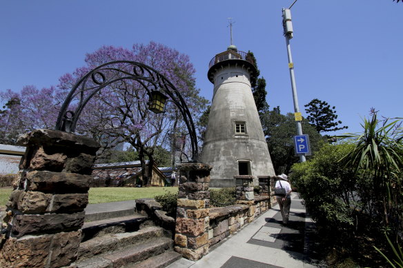 De Wandmillentuerm um Spring Hill, gebaut am Joer 1828, gouf als Site vun Brisbane seng éischt ëffentlech Hiriichtungen opgedeckt.