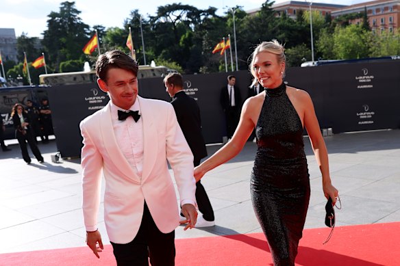 Alex de Minaur e Katie Boulter caminham no tapete vermelho do Laureus World Sports Awards, na Espanha, em abril. 