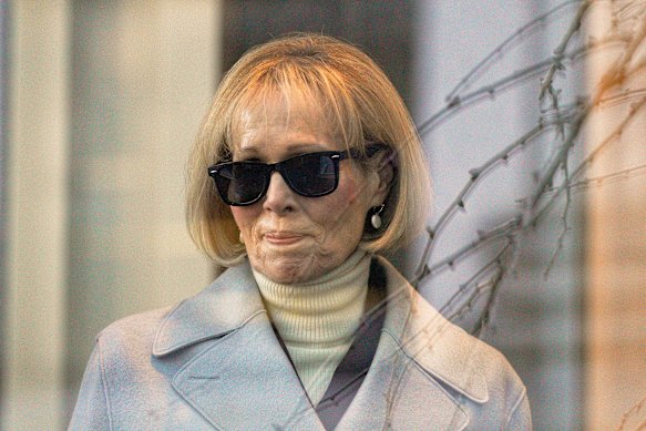 E. Jean Carroll fuori da un tribunale federale di Manhattan nel 2024. Una giuria le ha assegnato 83,3 milioni di dollari dopo essere stata abusata sessualmente e diffamata da Trump.