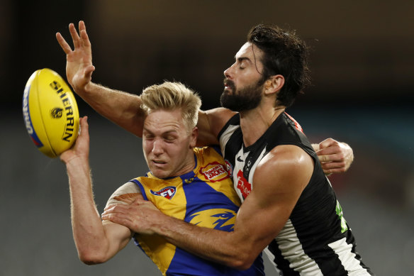 Oscar Allen of the Eagles and Collingwood’s Brodie Grundy go head to head.