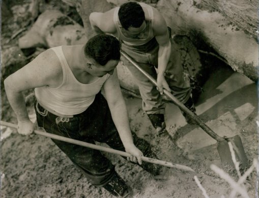 Detective Willis of Sydney and Detective Munro of Albury search for clues in the Pyjama Girl case.