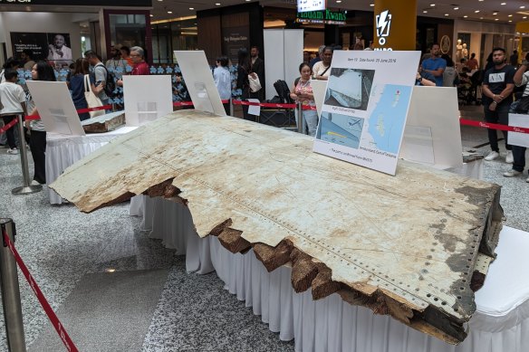 周日，飞机残骸在吉隆坡附近的一家购物中心内展出。 