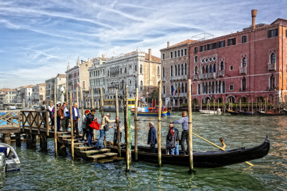 The traghetti provide the quickest and cheapest means for crossing the canal.