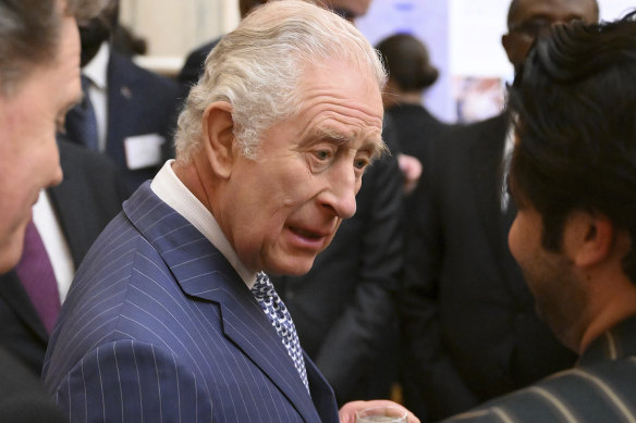 İngiltere Kralı III. Charles, İngiliz Milletler Topluluğu topluluğu üyeleriyle konuşuyor.