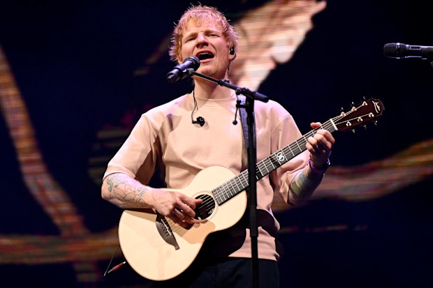 Ed Sheeran canlı performans sergiliyor