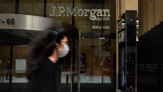 People walk past the JPMorgan office on Castlereagh street in the CBD of Sydney. There has been several  coronavirus COVID-19 cases identified as working at JPMorgan. Sydney, NSW. 31st August, 2020. Photo: Kate Geraghty 