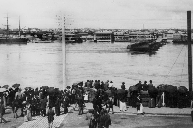 Crowd gathered on the north bank of the Brisbane River, observing the floodwaters which washed away the Victoria Bridge, 1893