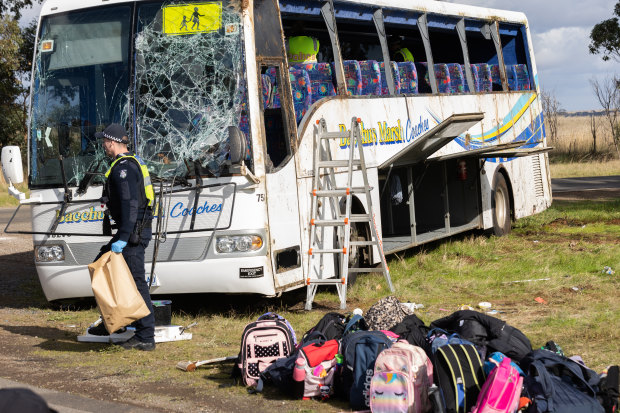 Even in the midst of the chaos of the accident scene, emergency workers diligently collected the items and lined them up on the edge of the road.