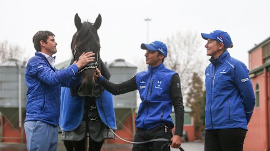 Kementari, pictured with trainer James Cummings, strapper Alex Lemarie and assistant trainer Kate Grimwade in August 2018.