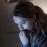 Kaitlyn Dever as Belle Gibson.