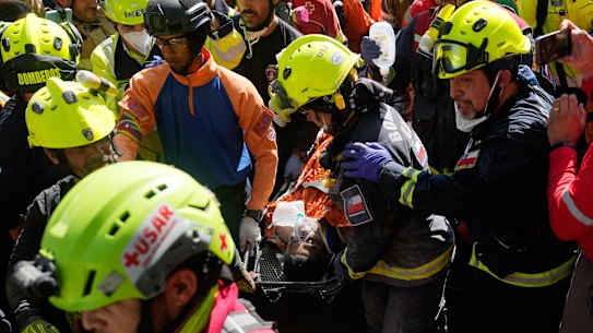I soccorritori trasportano Hernán Alberto Gil Flores Gil dopo che è stato estratto dalle macerie otto giorni dopo il terremoto.