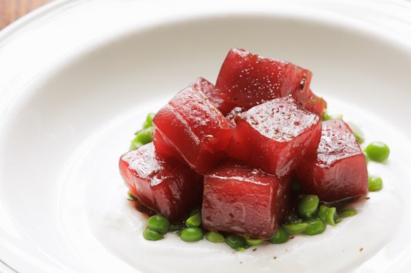 Tuna tartare with goat’s curd and green peas.