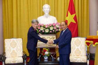 La ministre des Affaires étrangères Penny Wong avec le président vietnamien Nguyen Xuan Phuc mardi.