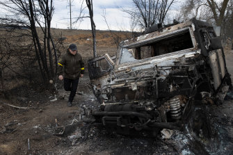2022 年 3 月 6 日，星期日，一輛俄羅斯軍車在前一天的戰鬥中在烏克蘭尼古拉耶夫附近被毀。