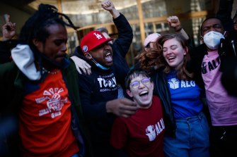Staten Island merkezli Amazon.com Inc dağıtım merkezi sendikası üyeleri, oylama sonuçlarını sendikalaşmak için aldıktan sonra kutlama yapıyor.