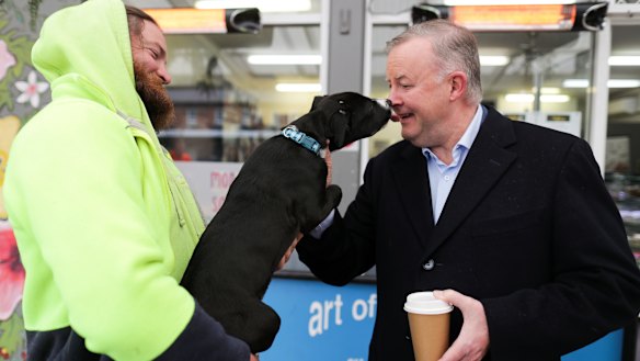 Ripley gives Anthony Albanese a kiss on the campaign trail.