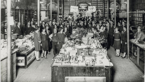 Everything must go: closing down sale in 1931.