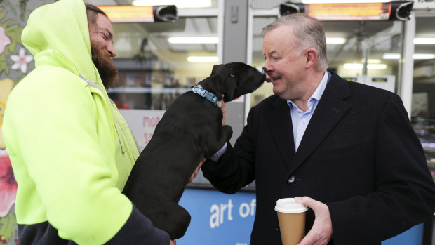 Ripley gives Anthony Albanese a kiss on the campaign trail.