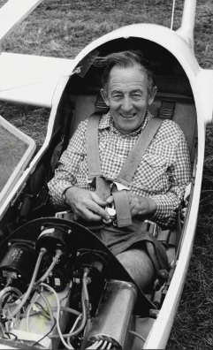 British pilot Derek Piggott, in Australia to compete in the official Austraglide '84 titles at Benalla Aerodrome, broke several gliding records.
