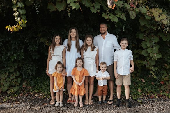 Pippa White with parents Annah and Brock, sisters Tamika, Sophie, and Lucy, twin brother Leo, and brother Bodhi.