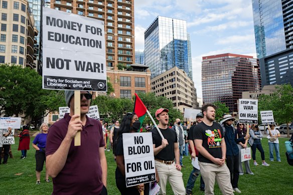 يتظاهر المتظاهرون ضد الحرب في إيران في وسط مدينة أوستن، تكساس. 