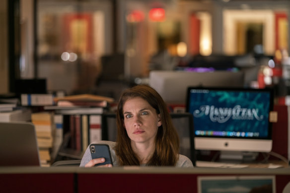 Anna Chlumsky as journalist Vivian Kent.