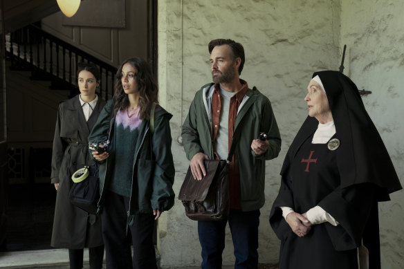 Siobhán Cullen, Robyn Cara, Will Forte and Fionnula Flanagan in Bodkin.