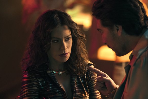 Sofia Vergara as Griselda and Alberto Ammann as Alberto Bravo, the husband who introduced her to the cocaine business.