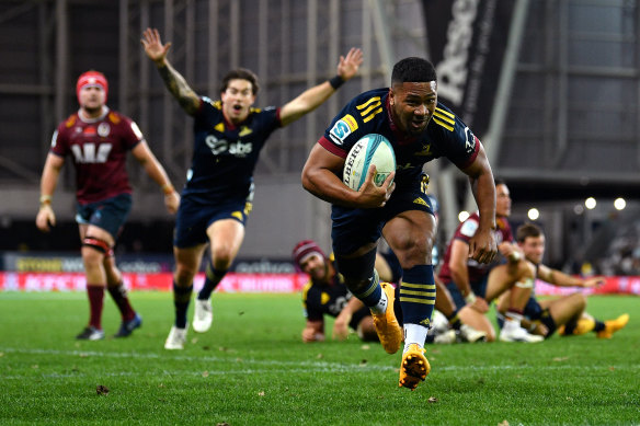 The Highlanders’ Folau Fakatava charges towards the tryline.