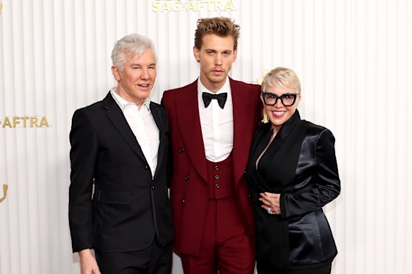 Luhrmann e Catherine Martin com Austin Butler de Elvis no Screen Actors Guild Awards em 2023.